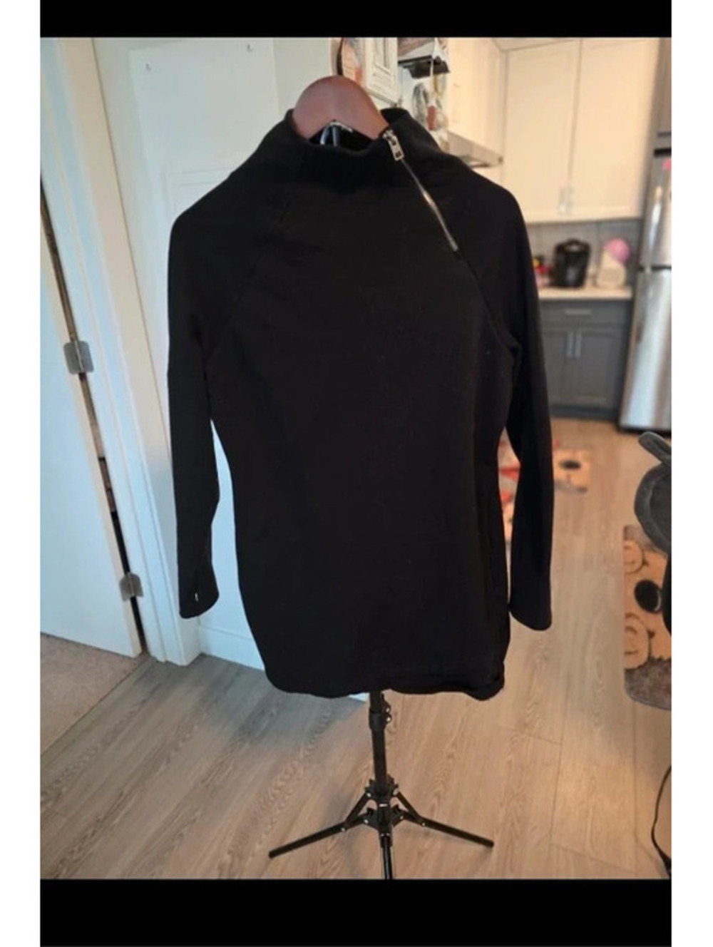 Earth Yoga Black Pullover Fleece Sweatshirt with Thumb Holes, Size Medium